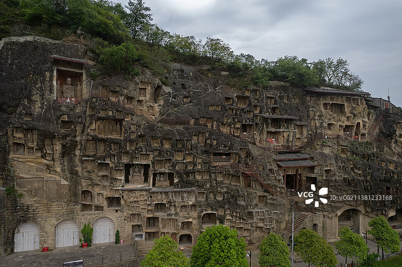 四川广元峭壁上的千佛崖图片素材