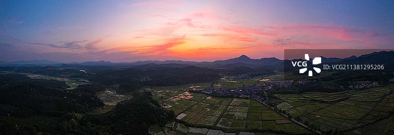 山村里的霞光图片素材