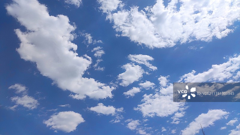 天空中云的低角度视图图片素材