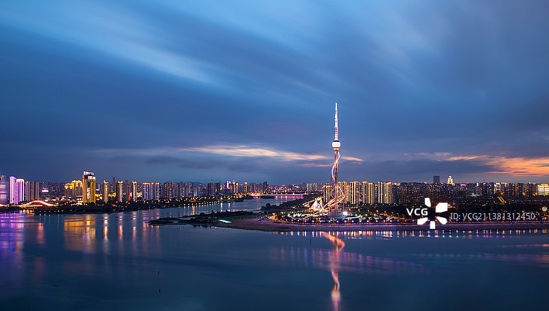 临沂市地标风景——临沂电视塔夏季风景图片素材