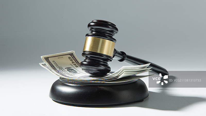 法槌下的美元钞票图片素材