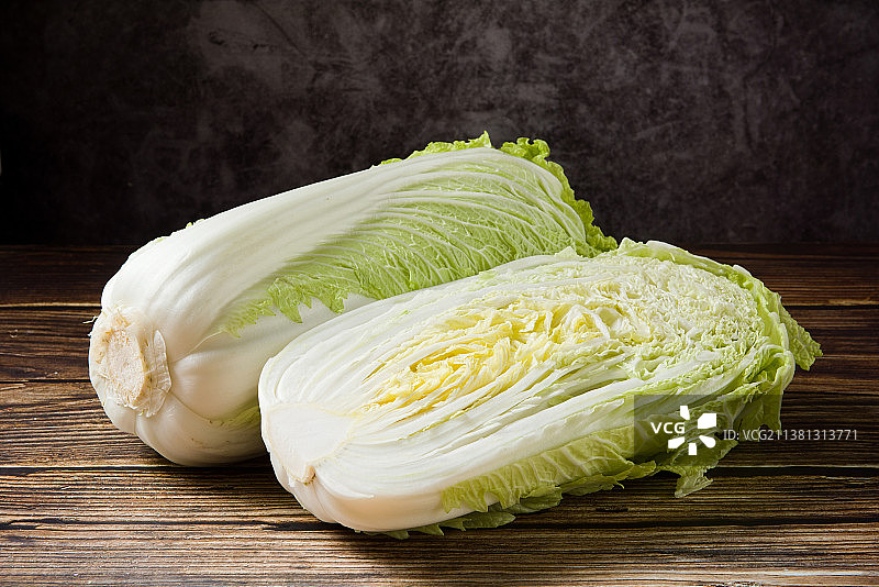 切开的新鲜大白菜图片素材