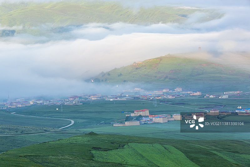 阿坝晨雾——四川省  阿坝州   阿坝县图片素材