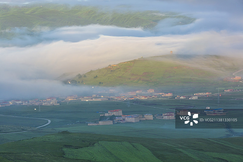 阿坝晨雾——四川省  阿坝州   阿坝县图片素材