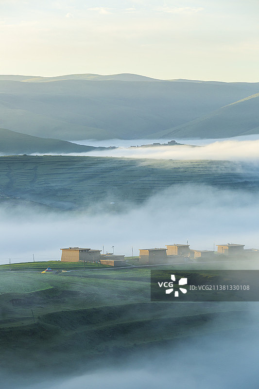 阿坝晨雾——四川省  阿坝州   阿坝县图片素材