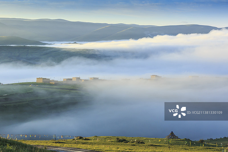 阿坝晨雾——四川省  阿坝州   阿坝县图片素材