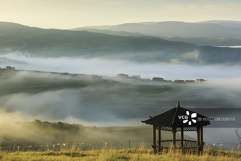 阿坝晨雾——四川省  阿坝州   阿坝县图片素材
