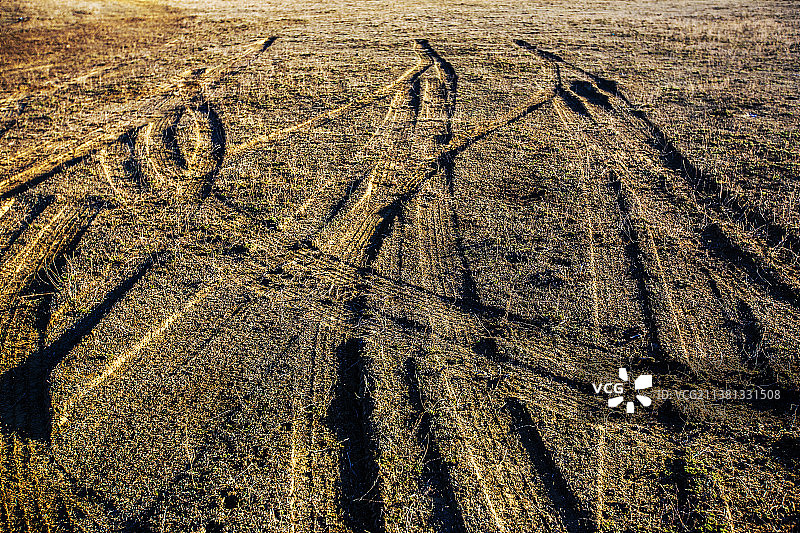 新疆草原车辙道路草地痕迹壁纸图片素材