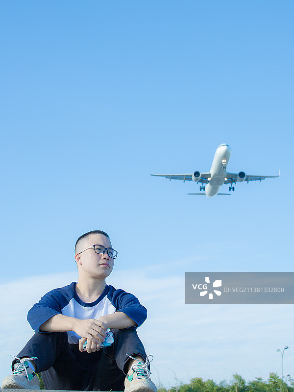 上海市虹桥机场-我与飞机合个影图片素材