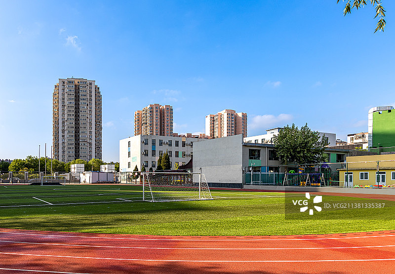 夕阳下的学校塑胶操场、青春赛道图片素材