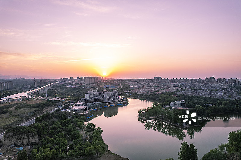 河南郑州荥阳洞林湖国际度假旅游区晚霞航拍风光图图片素材