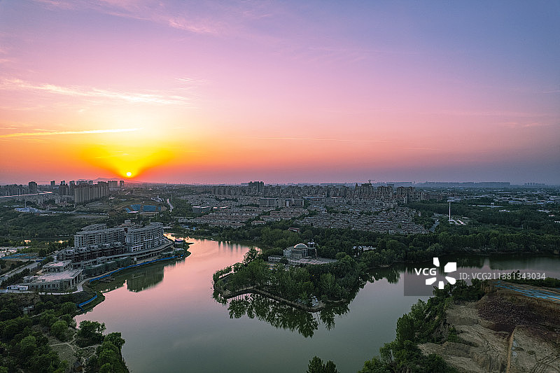 河南郑州荥阳洞林湖国际度假旅游区晚霞航拍风光图图片素材