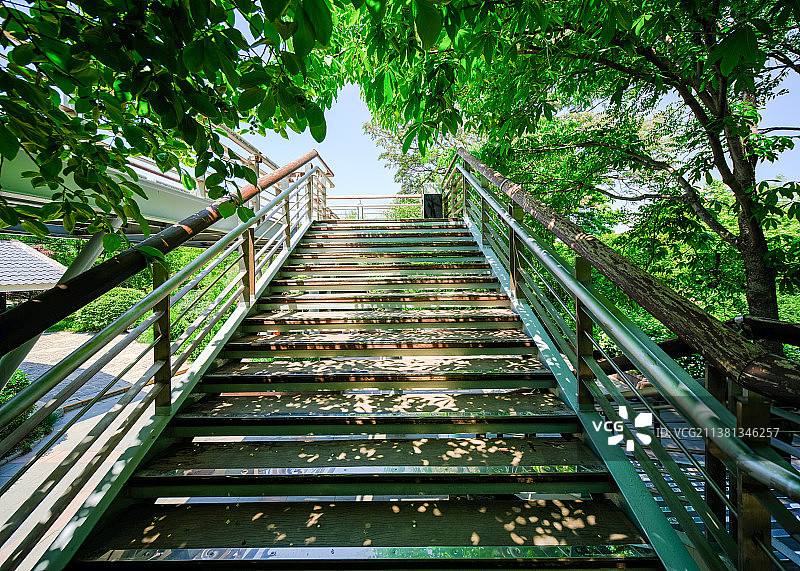中国山东济南泉城公园人行道，上人行桥的台阶楼梯图片素材