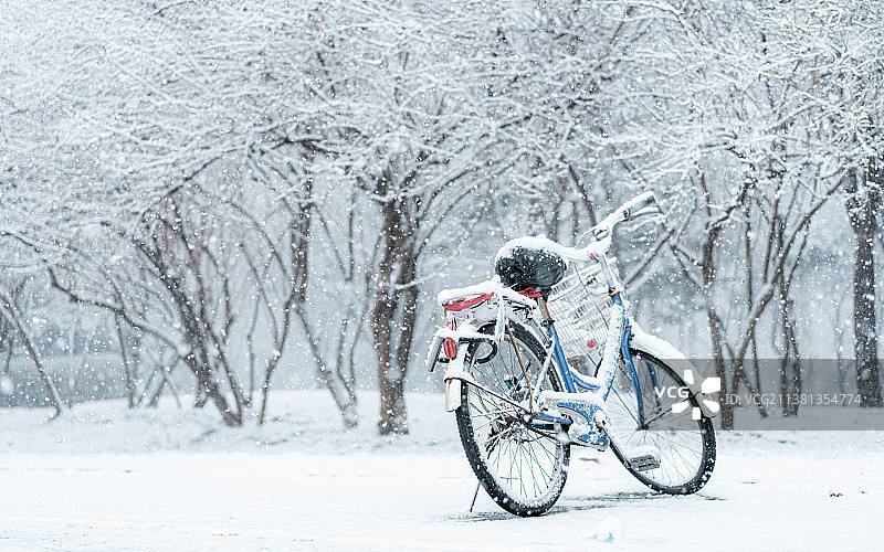 单车独立在飞雪的世界图片素材
