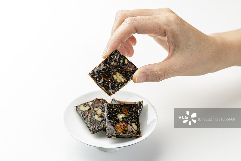 女性滋补品一盘阿胶糕与红糖水特写图片素材