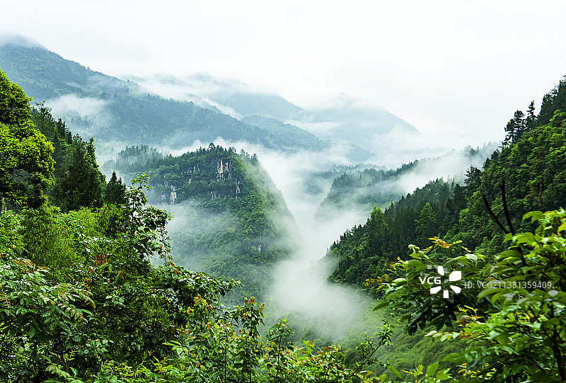 晨雾缭绕阿依河图片素材
