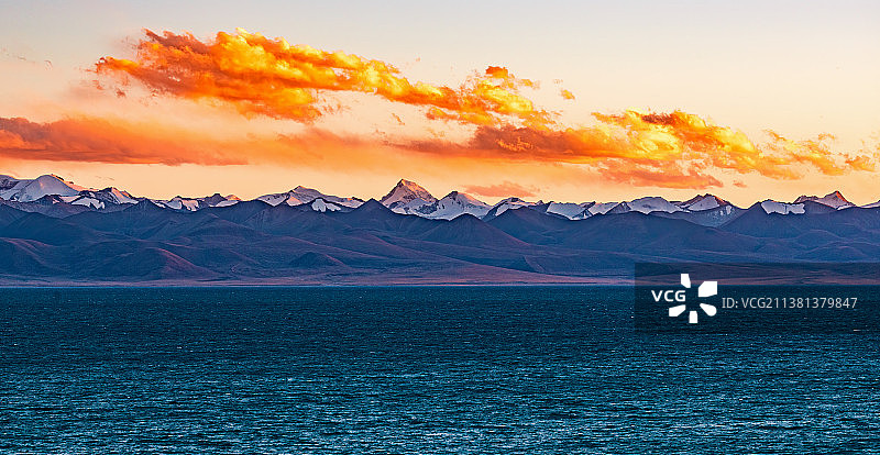 夕阳下红色晚霞下的纳木措雨念青唐古拉山图片素材