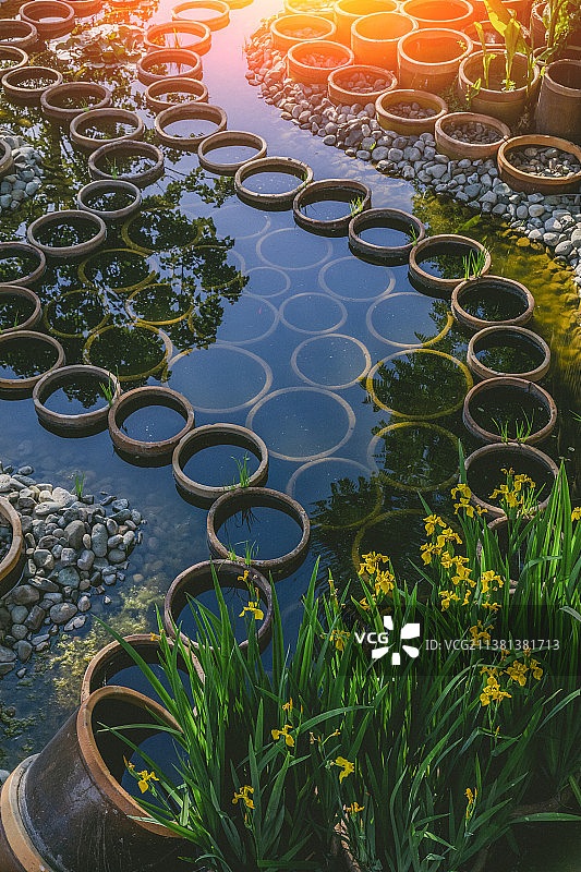 河南省洛阳市洛宁县爱和小镇三彩国际陶艺村夏季风光图片素材