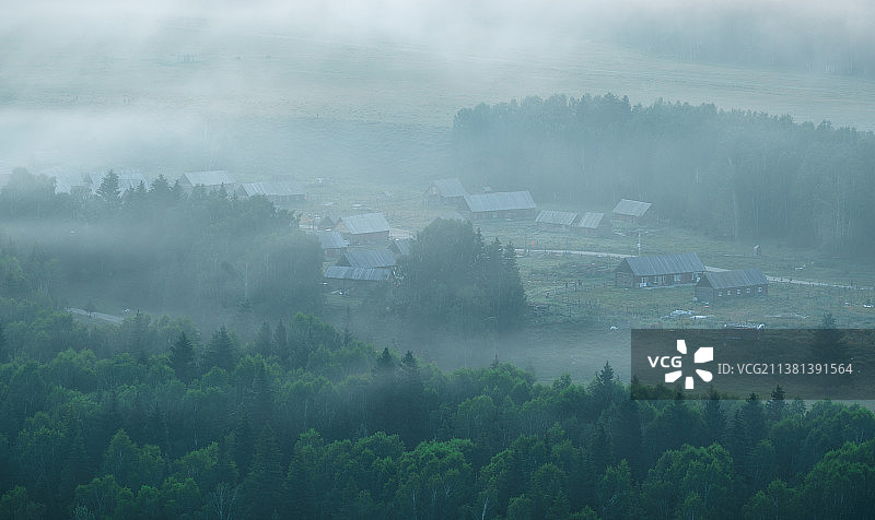晨雾中的新疆禾木村风景图片素材
