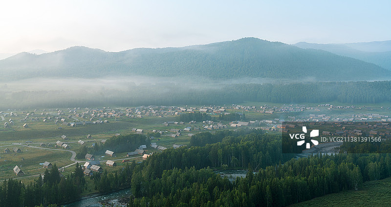 晨雾中的新疆禾木村风景图片素材
