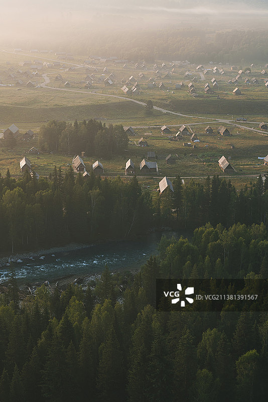 晨雾中的新疆禾木村风景图片素材