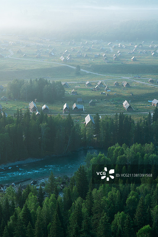 晨雾中的新疆禾木村风景图片素材