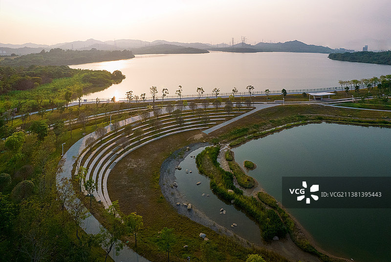 深圳石岩湖绿道夕阳航拍傍晚石岩湿地公园图片素材