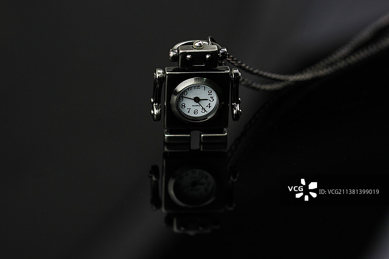 机器人形状的计时器石英表图片素材