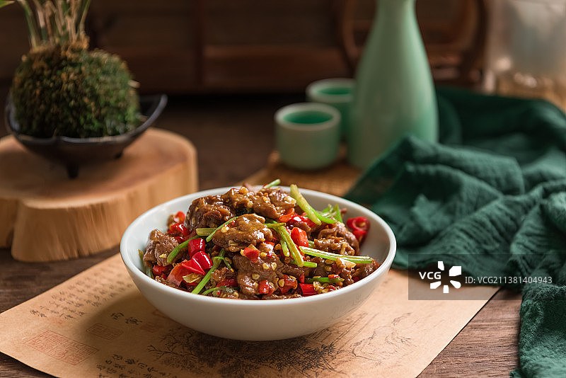 用小米椒、香菜、芹菜炒的一碗小炒黄牛肉图片素材