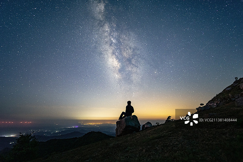 仰望星空的一个人背影图片素材