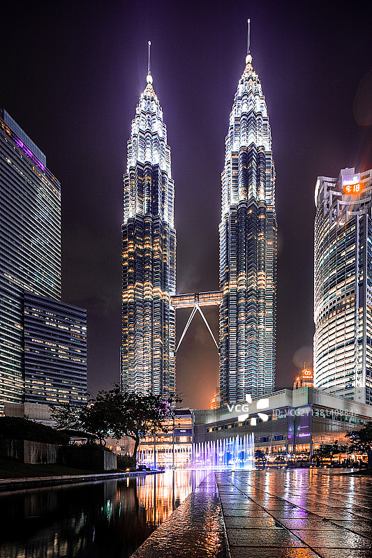 双子塔夜景图片素材