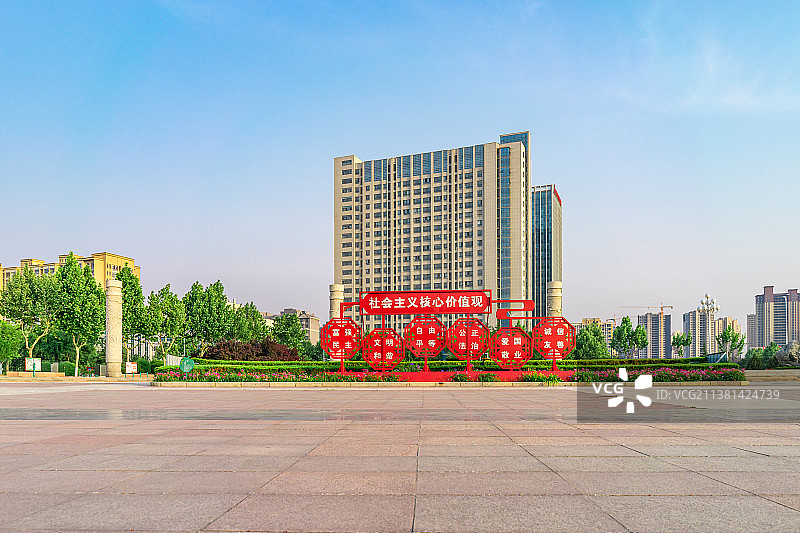 中国都市风光党建拍摄主题，山东省泰安市岱岳区人民政府岱岳文化广场，社会主义核心价值观红色立牌，户外白图片素材