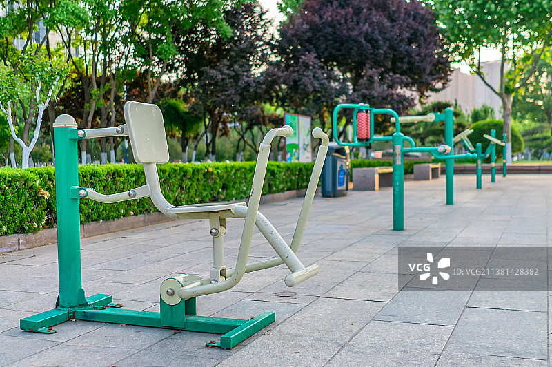中国体育运动健身活动拍摄主题，山东省泰安市岱岳人民政府文化广场的健身器械，户外无人图像摄影图片素材