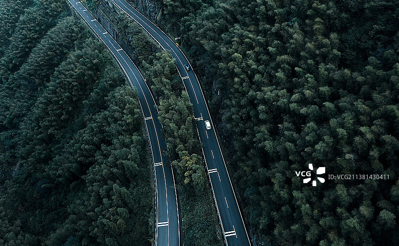 航拍安吉山里的盘山公路图片素材