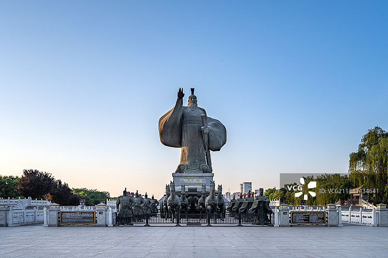 陕西西安汉城湖景区汉武帝像图片素材