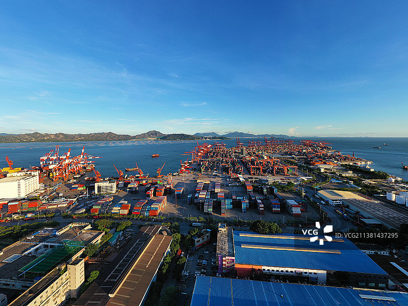 广东省深圳市南山区蛇口集装箱码头和价值工厂航拍图片素材