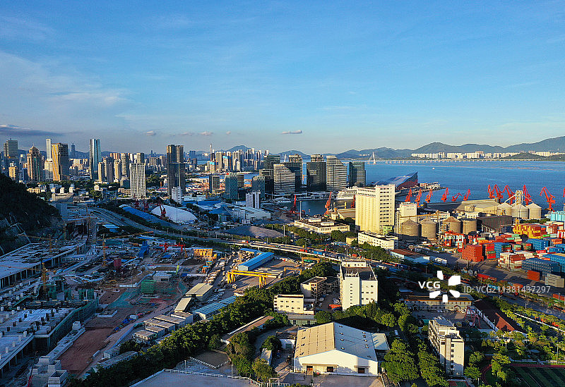 广东省深圳市南山区蛇口集装箱码头和价值工厂航拍图片素材