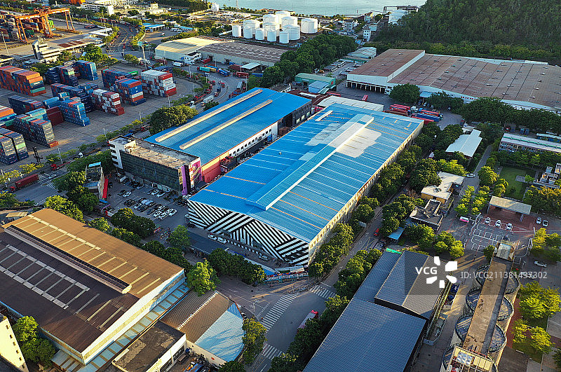 广东省深圳市南山区蛇口集装箱码头和价值工厂航拍图片素材