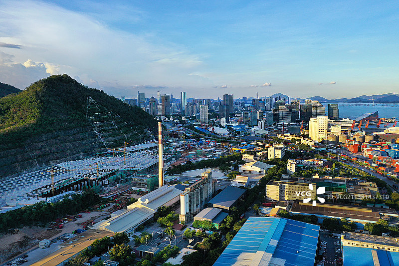 广东省深圳市南山区蛇口集装箱码头和价值工厂航拍图片素材
