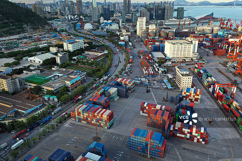 广东省深圳市南山区蛇口集装箱码头和价值工厂航拍图片素材