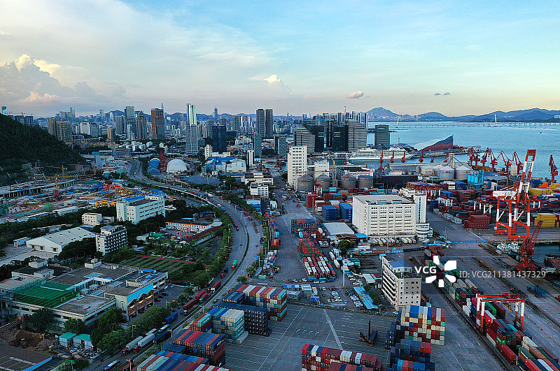 广东省深圳市南山区蛇口集装箱码头和价值工厂航拍图片素材