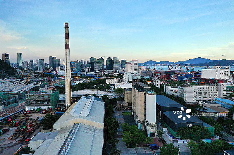 广东省深圳市南山区蛇口集装箱码头和价值工厂航拍图片素材