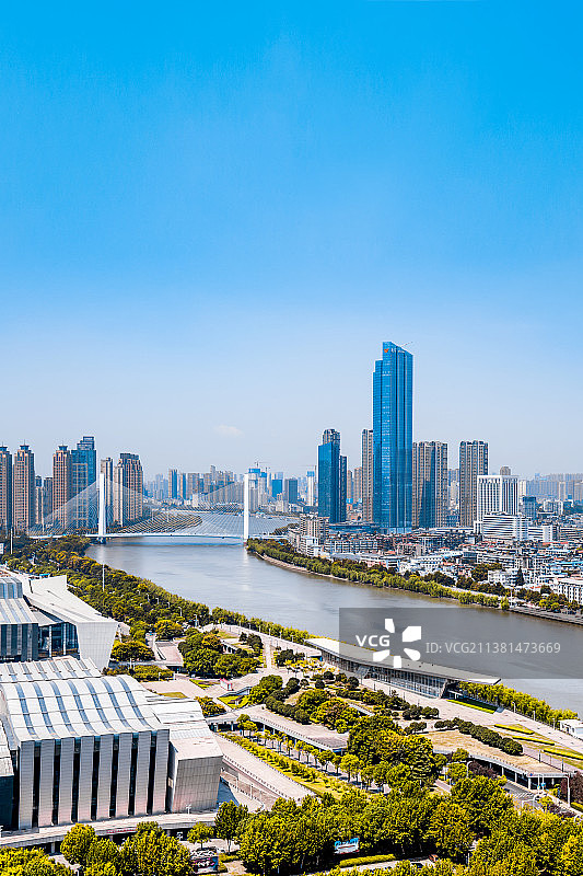 中国湖北武汉琴台大剧院和汉江城市晴天风光图片素材