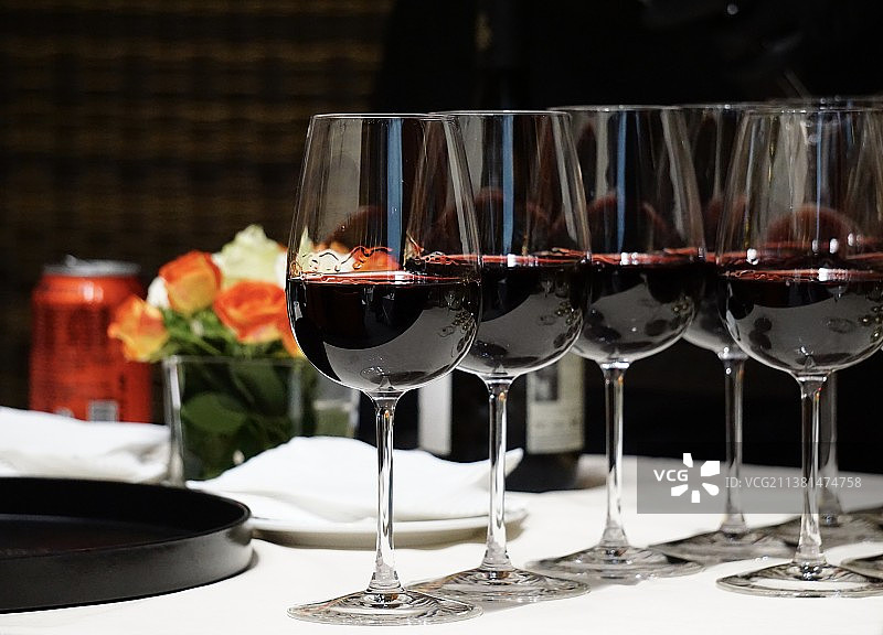 桌上排列着盛有葡萄酒和香槟的红酒杯特写镜头图片素材