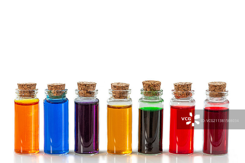白色背景下的食用色素瓶图片素材