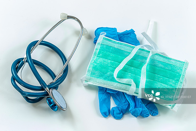 病毒流行期间的防护医疗设备概念：外科口罩、护目镜图片素材