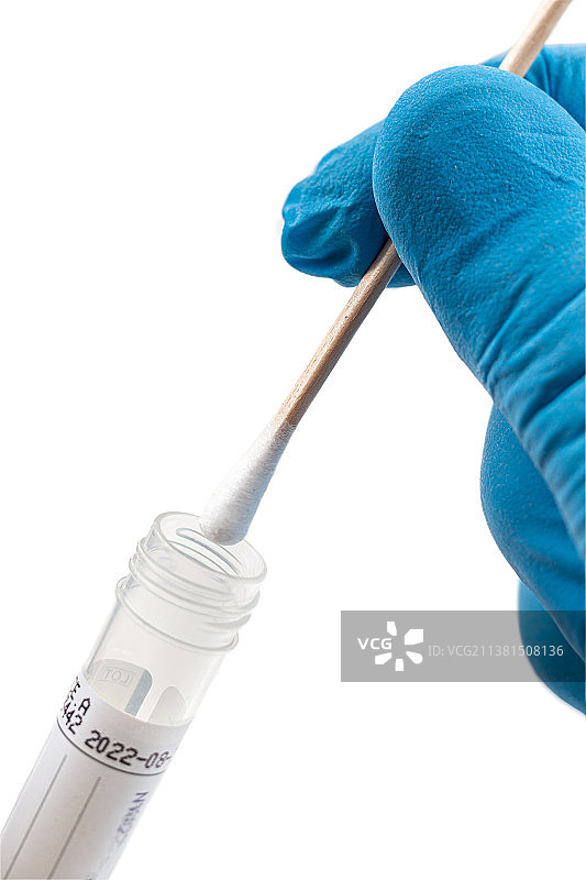 新冠病毒筛查：医生用棉签取样图片素材