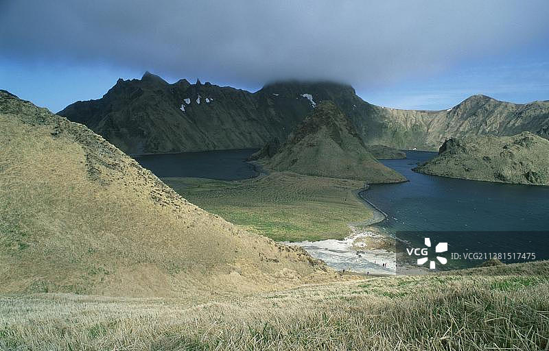 俄罗斯千岛群岛扬基恰岛火山口风光：冷海水与温泉图片素材