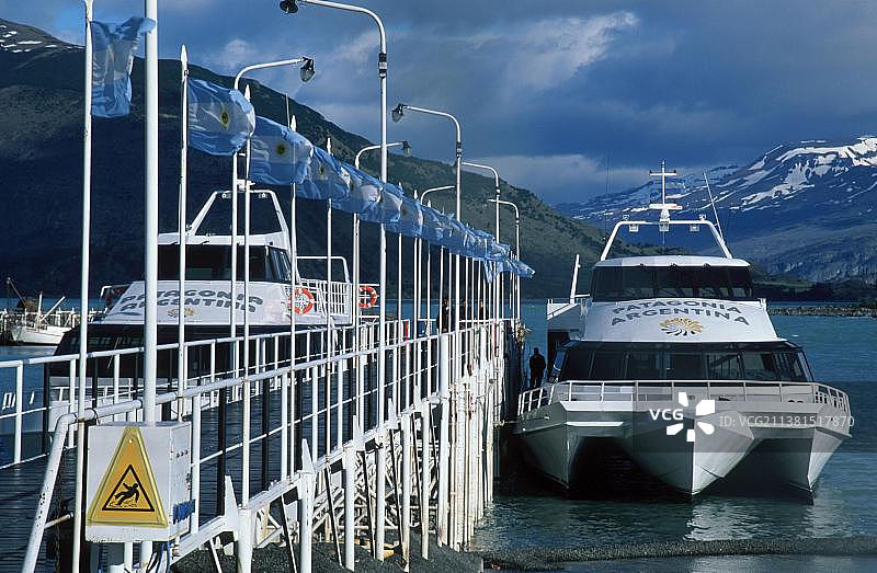 阿根廷圣克鲁斯省冰川国家公园蓬塔班德拉港口的船只图片素材