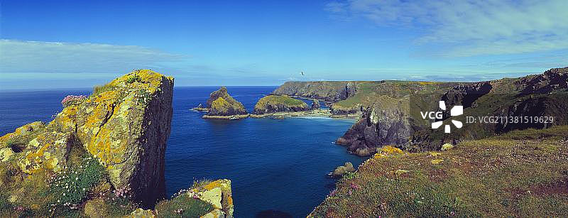 英国康沃尔蜥蜴半岛的岩石海岸图片素材